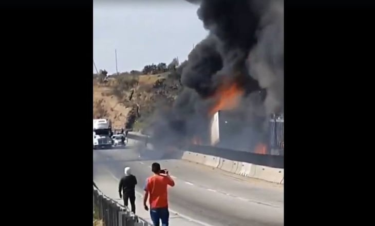 Reabren circulación en la autopista Arco Norte, tras choque e incendio de 2 tráileres