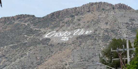 'Crista Vive': Emblema de organización cristiana aparece en el Cerro del Pueblo de Saltillo; ciudadanos inician debate