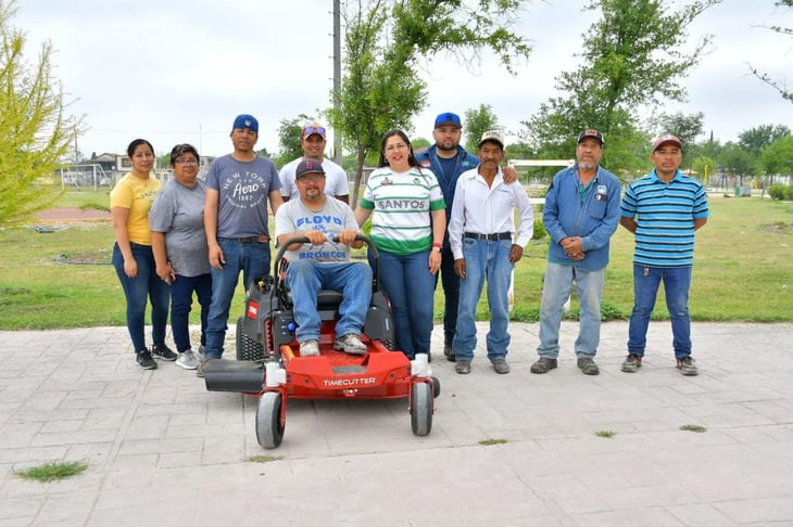 El departamento de Fomento Deportivo recibe tractor para el mantenimiento de las instalaciones