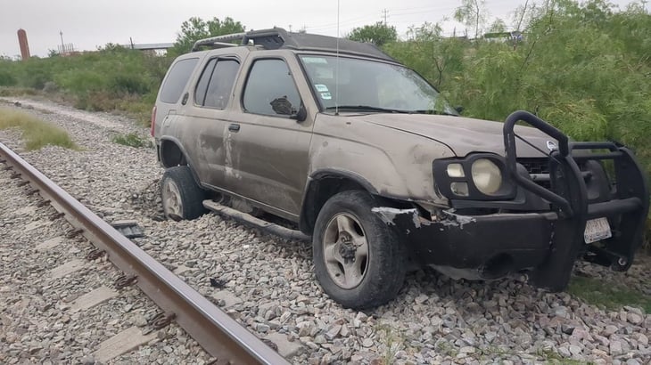 Tren impacta camioneta abandonada en Nava