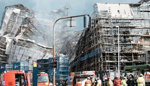 Se derrumba fachada de la antigua Bolsa de Valores de Copenhague tras incendio