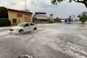 Granizo sorprende a vecinos de Saltillo; El tráfico se complica debido a las fuertes lluvias en diferentes zonas