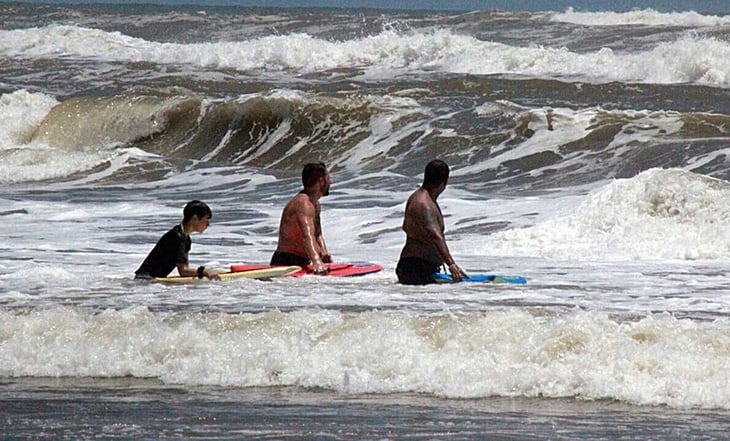 Rescate en playa Sábalos: Familia de turistas salvada por Policía Acuática