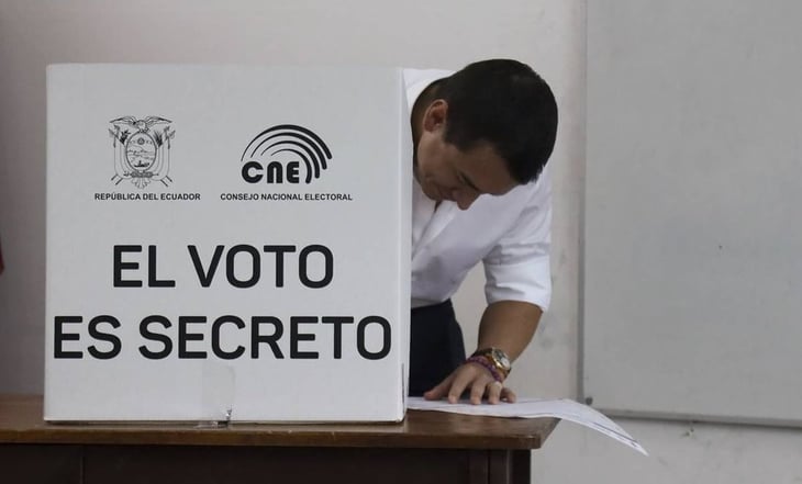 Daniel Noboa vota en el referéndum de Ecuador sin dar declaraciones