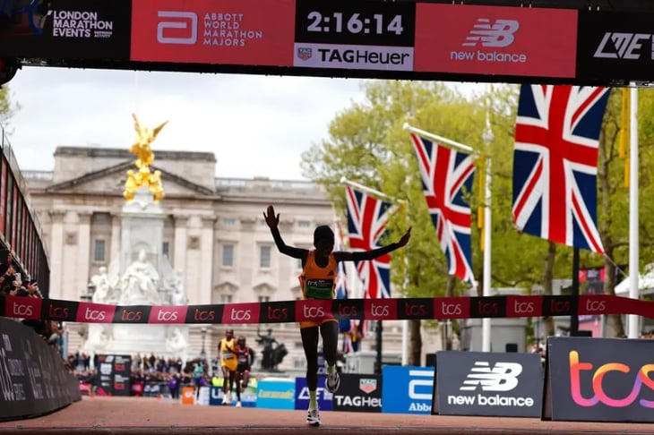 Se imponen los kenianos Mutiso y Jepchirchir en el maratón de Londres