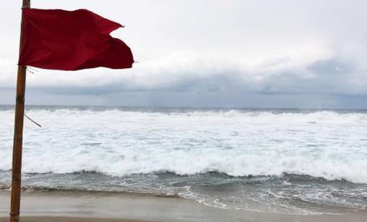 Policía Acuática rescata a 14 turistas por el fenómeno de Mar de Fondo en playas de Mazatlán