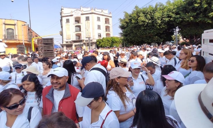 Maestros de Morelos marchan para exigir eficiencia en el servicio del ISSSTE