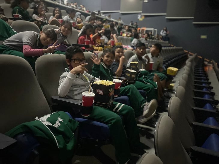 Alumnos de escuela de Castaños festejan en cine su día