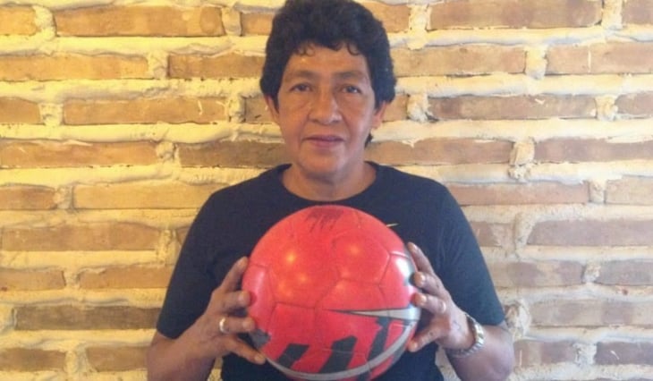 “Hacia cosas que los niños no”: Esther Mora, la primera mujer en hacer gol en el Estadio Azteca