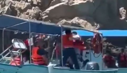 Captan pelea entre prestadores de servicios turísticos en plena embarcación en Los Cabos