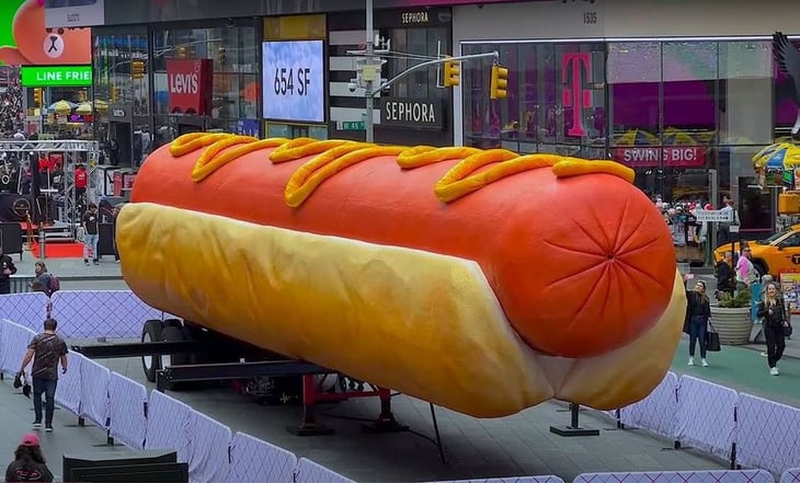 Un hot dog de 20 metros en Times Square desafía el capitalismo de Estados Unidos