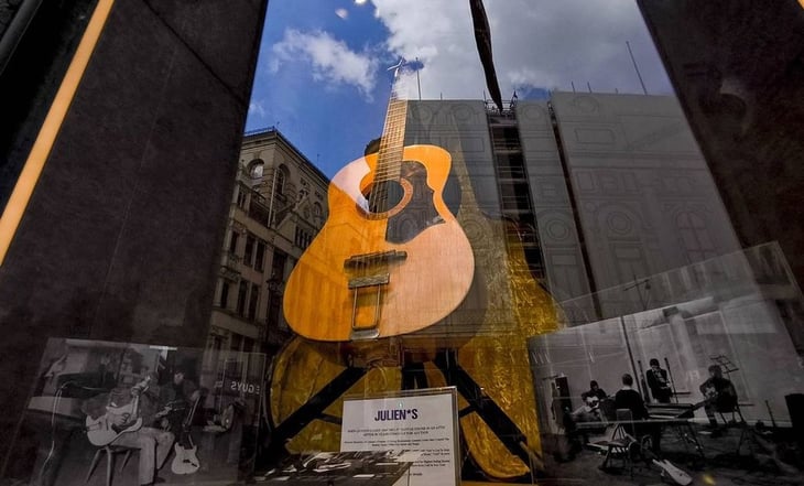 La guitarra perdida de John Lennon reaparece para batir récords de subasta 