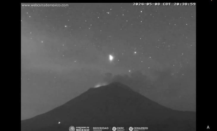 VIDEO: Cámara capta extraño y enorme objeto luminoso muy cerca del volcán Popocatépetl