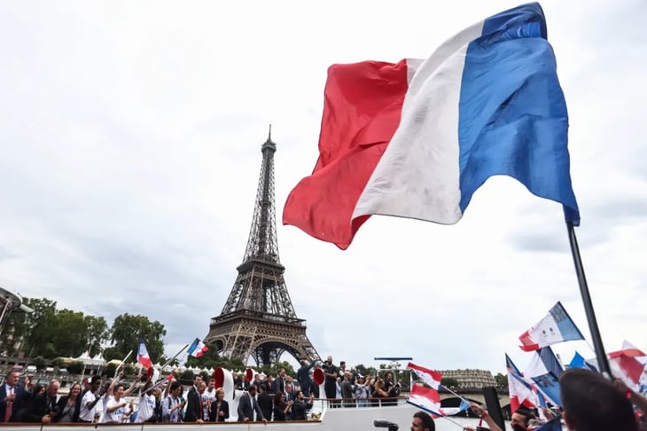 Llega la llama olímpica de París 2024 a territorio francés en una fastuosa ceremonia