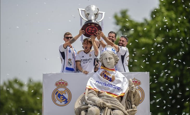 Real Madrid recibió el trofeo de campeón de La Liga y así inició con las celebraciones