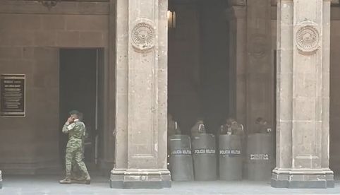 Normalistas lanzan cohetones a Palacio Nacional