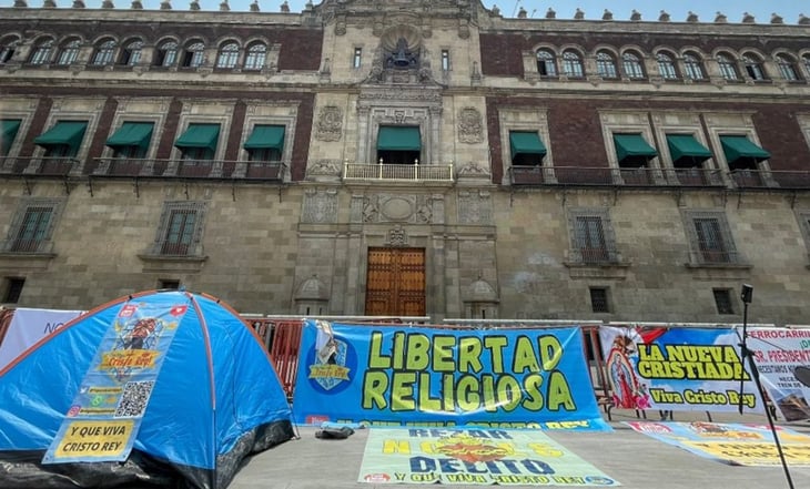 Grupo provida inicia huelga de hambre frente a Palacio Nacional, en medio de 'ataque' de normalistas