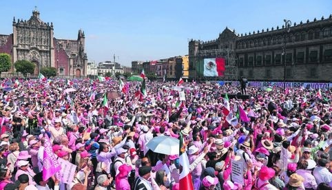 AMLO adelanta que bandera de México no será izada en el Zócalo ante la 'marea rosa'