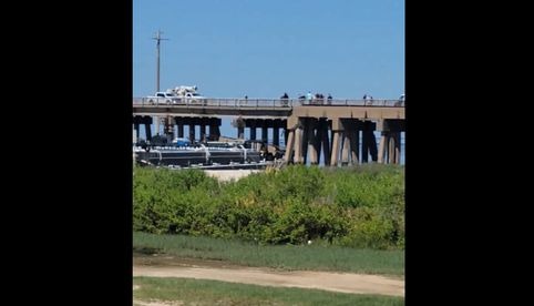 Choca embarcación con puente en Pelican Island, en Texas, provocando la caída de un pedazo