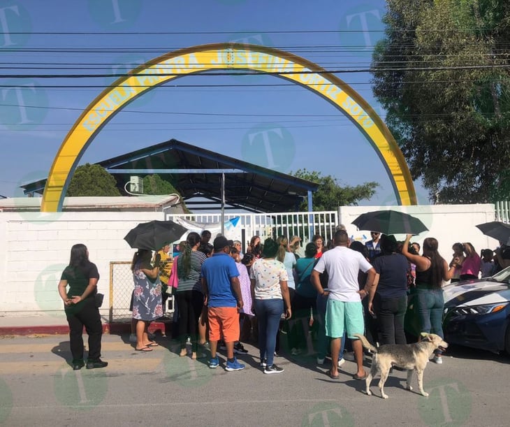 Madres cierran la escuela Josefina Ortiz por malos tratos de la directora a los alumnos