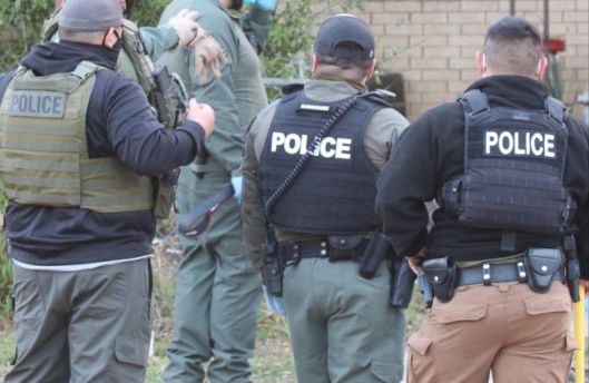 Texano es detenido en cateo por posesión de armas