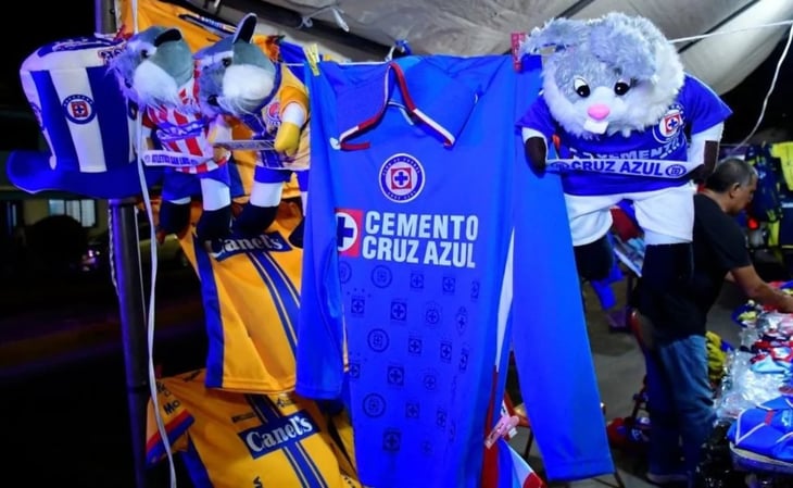 Liga MX: Fundador de Auténticos Decadentes posa con playera de Cruz Azul y rechaza la de Chivas