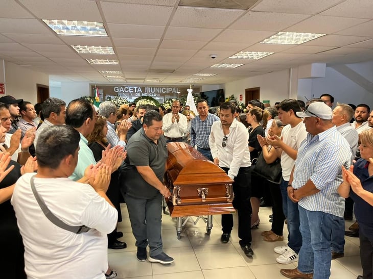 Ayuntamiento realiza homenaje en cuerpo presente a Eduardo García