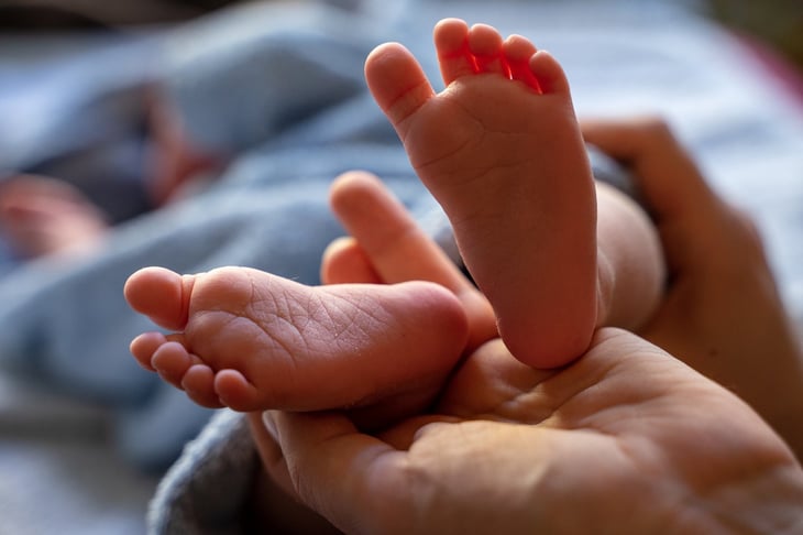 Bebé nace presuntamente con líquido en el cerebro y familia pide atención oportuna en el IMSS