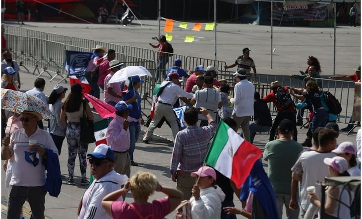 AMLO: Infiltrados y CNTE impidieron izar bandera en 'Marea Rosa'