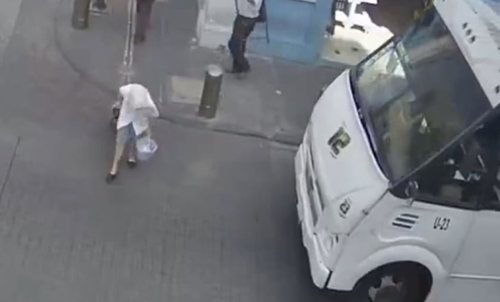 Chófer de microbús atropella a abuelita en calles de Puebla