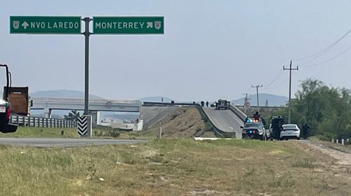 Localizan dos cuerpos en auto sobre autopista a Nuevo Laredo 