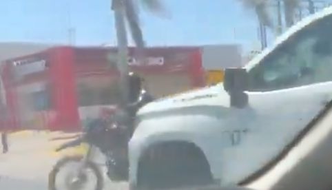 VIDEO: Patrulla de la Guardia Nacional se impacta con motociclista en Sinaloa