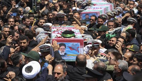 Con entierro en su ciudad natal, miles de personas despiden al presidente Ebrahim Raisi en Irán