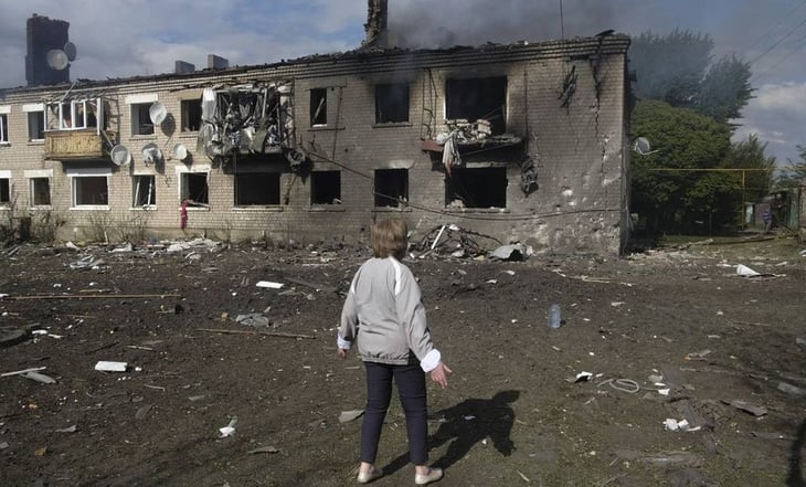 'Más de 200 personas' podían estar en tienda de Kharkiv bombardeada por Rusia, según Zelensky