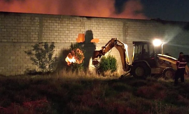 Incendio en empresa de reciclaje de Toluca provoca colapso de la estructura