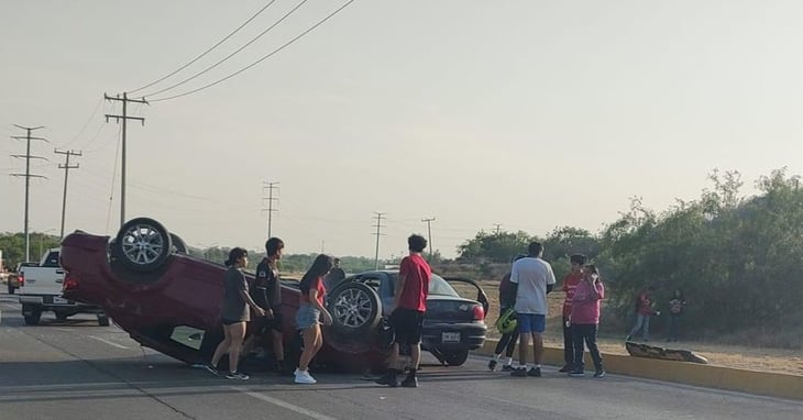 Cinco menores de edad vuelcan en su automóvil en el Pérez Treviño