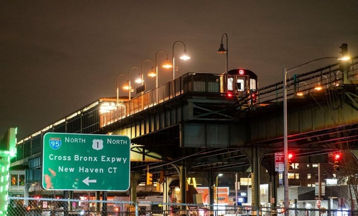Hombre lanza líquido flamable a pasajero del metro en Nueva York; víctima termina en el hospital