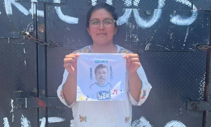 Colectivos realizan en el Zócalo bordados con nombres de personas desaparecidas