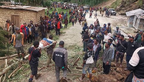 Buscan a supervivientes de avalancha que dejó enterradas a más de 2 mil personas en Papúa Nueva Guinea