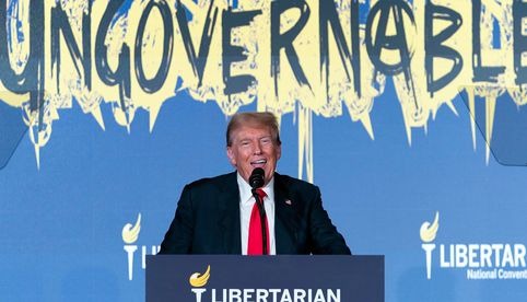 Donald Trump va por nominación de los libertarios... y sale abucheado