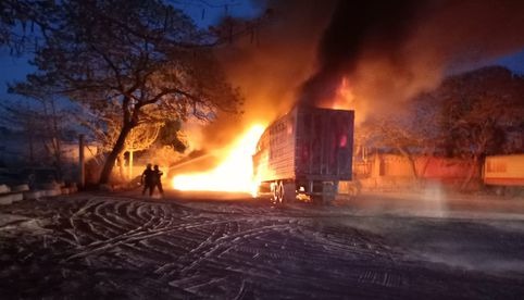 Se incendia tráiler en una posada de chóferes en carretera Mérida-Umán