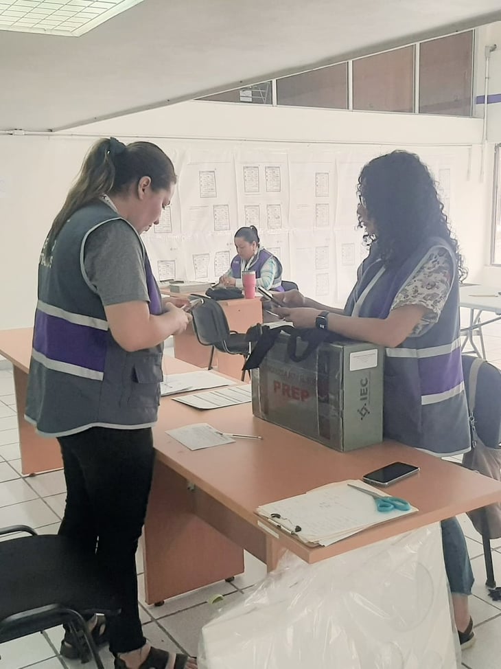 Los capacitadores del IEC reciben los paquetes electorales