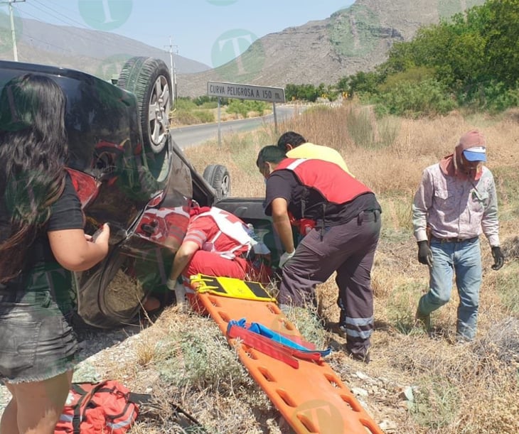 Cruz Roja rescata a dos personas de volcadura en la Carretera Cuatro Ciénegas-Ocampo