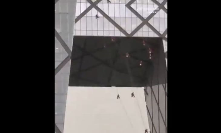 VIDEO: Trabajadores quedan colgando a varios metros de altura en edificio de Beijing