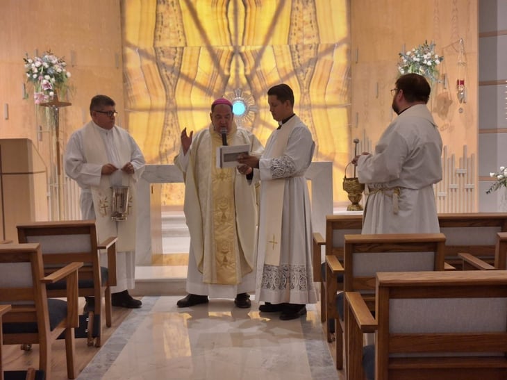 Monseñor bendice la nueva capilla del Santuario de Guadalupe