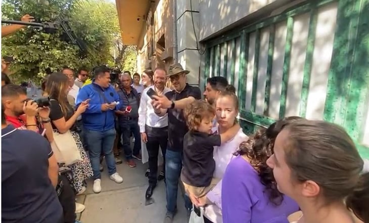 Santiago Taboada llega a su casilla para votar acompañado de su pareja