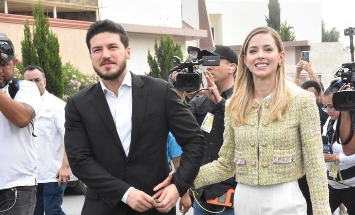 Samuel García y Mariana Rodríguez llegan a su casilla para emitir su voto