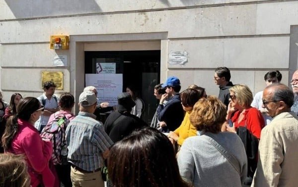 Desbordan votantes casillas en Madrid y París 