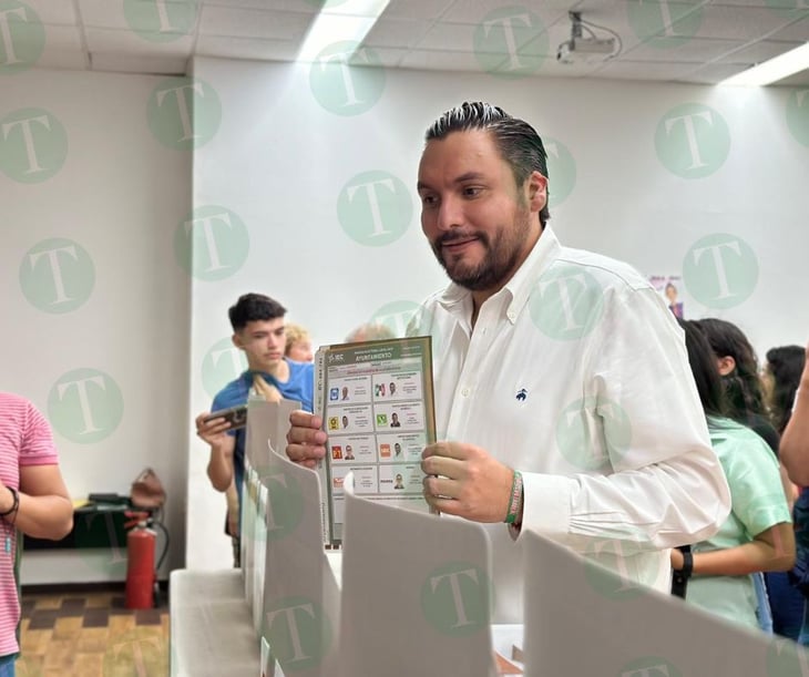 Carlos Villarreal ejerce su derecho de voto
