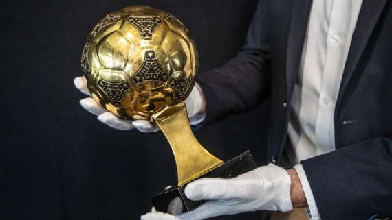 Suspenden venta del Balón de Oro mundialista de Maradona